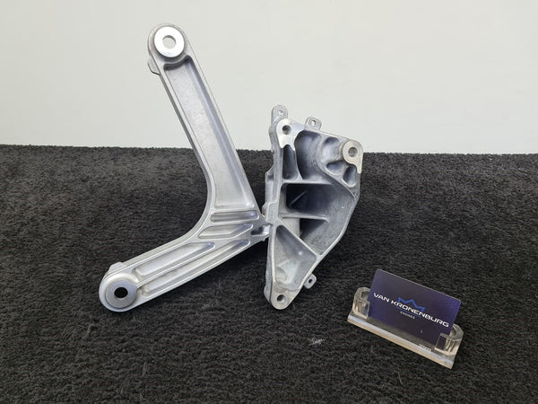 Mercedes Benz C63 AMG (W206) Motorsteun 1KM!